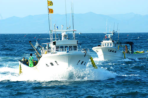 南茅部の海と漁船