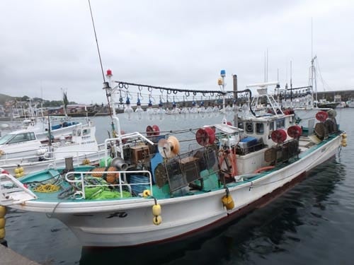 イカ釣り漁船　船首